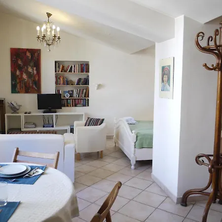 Studio 6 - A Quiet And Spacious Studio Flat In The Old Town *